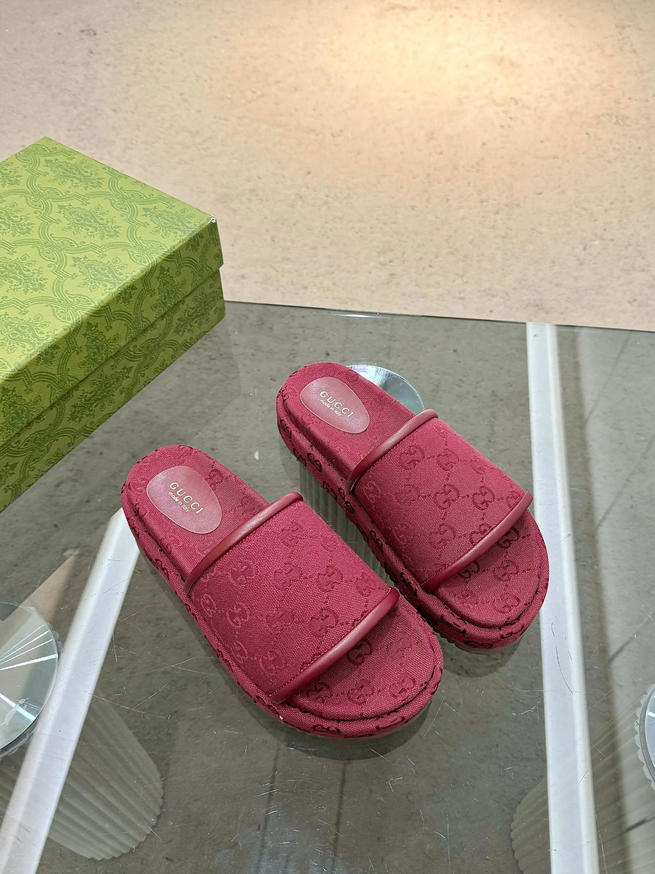 👟👟Ex-factory price 400👟👟 Shipped all year round, Gucci's latest limited edition thick-soled slippers. Top quality for sale. Purchase genuine product for development. The material and workmanship are consistent with the original. Upper: original special printing process. Lining: dyed sheepskin. Outsole: Italian private model outsole. Size: 35-43M standard size. 41, 42, 43 are also customized and cannot be returned. Sole thickness: 5.5cm. Forefoot 4cm.